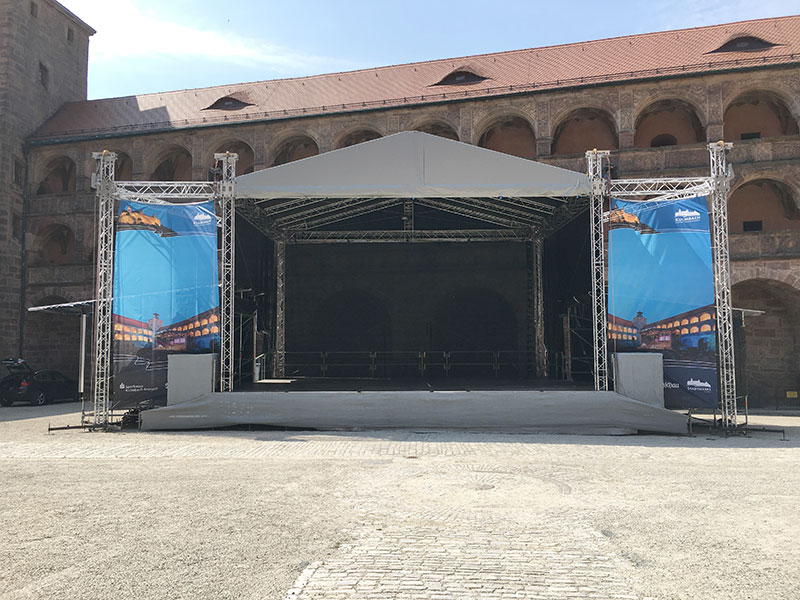 13m x 11m Bühnenfläche mit Sidewings und 4m x 4m Monitoranbauten